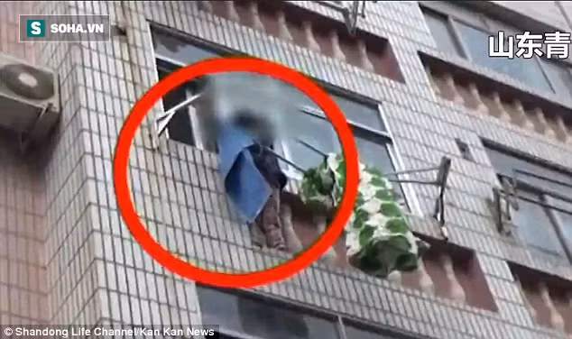 Bé 5 tuổi bị mắc kẹt ngoài ban công giữa cái rét 0 độ Be 5 tuoi bi mac ket ngoai ban cong giua cai ret 0 do