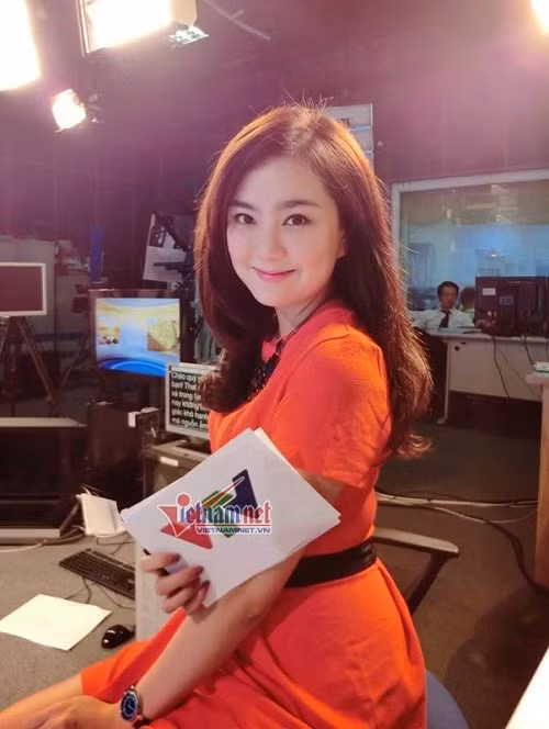 BTV Mai Ngọc BTV Mai Ngọc là gương mặt BTV được yêu thích của chương trình ‘Bản tin thời tiết’. Cô được lòng khán giả nhờ gương mặt phúc hậu, giọng nói dịu dàng và truyền cảm. Được đào tạo bài bản về báo chí và gắn bó với nghề BTV nhiều năm, nhưng Mai Ngọc còn có một đam mê khác là kinh doanh thời trang. Cô sở hữu thương hiệu thời trang mang tên mình và thường xuyên lên sóng bằng những trang phục tự thiết kế.