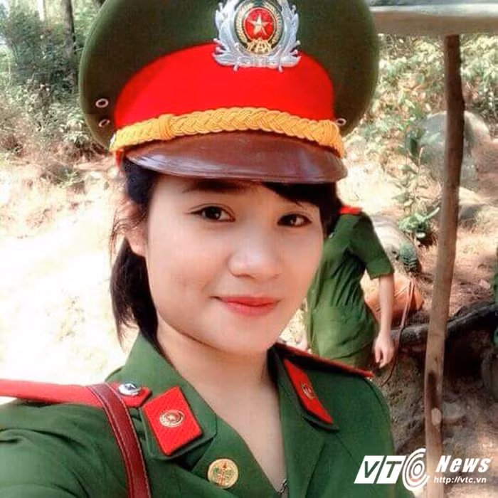 Thời gian gần đây, nhân dân miền Trung phải oằn mình gánh chịu hậu quả nặng nề của cơn đại hồng thủy tàn phá. Thiệt hại về người và tài sản ở miền Trung đã khiến cả nước xót xa. Chứng kiến quê mình đứng trước nỗi đau và sự mất mát đó, nữ cảnh sát Hà Tĩnh xinh đẹp Nguyễn Thị Cẩm Tiên đã kêu gọi ủng hộ và trực tiếp tặng quà bà con Hà Tĩnh.