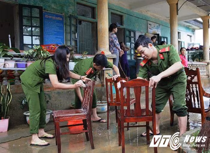 Với tinh thần “lá lành đùm lá rách, lá rách ít đùm lá rách nhiều”, Nguyễn Thị Cẩm Tiên (Công an huyện Hương Khê, Hà Tĩnh) đã kêu gọi các mạnh thường quân ủng hộ người dân nơi đây.