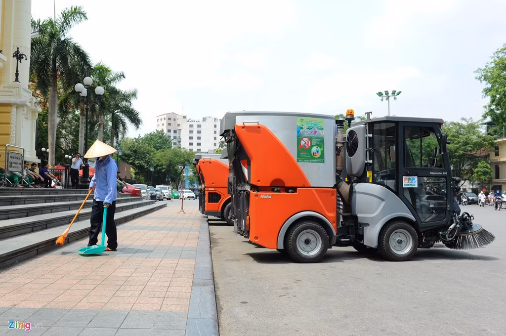 Trong tương lai, xe quét đường hiện đại sẽ giúp giải phóng lao động. Một bộ phận công nhân sẽ được chuyển sang để đào tạo lái chiếc xe này.