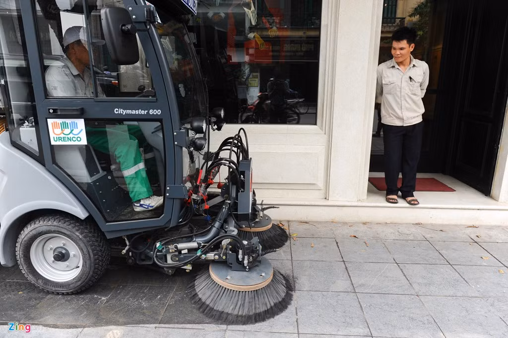 Do có kích thước nhỏ gọn nên xe không chỉ hoạt động dưới lòng đường mà còn có thể chạy trên vỉa hè.
