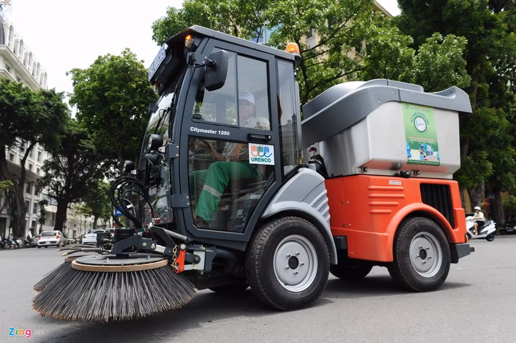 Bước đầu xe quét đường sẽ được triển khai ở hai phường Tràng Tiền và Lý Thái Tổ. Trong tương lai sẽ được mở rộng ra 4 quận trung tâm gồm Hoàn Kiếm, Ba Đình, Hai Bà Trưng và Đống Đa.