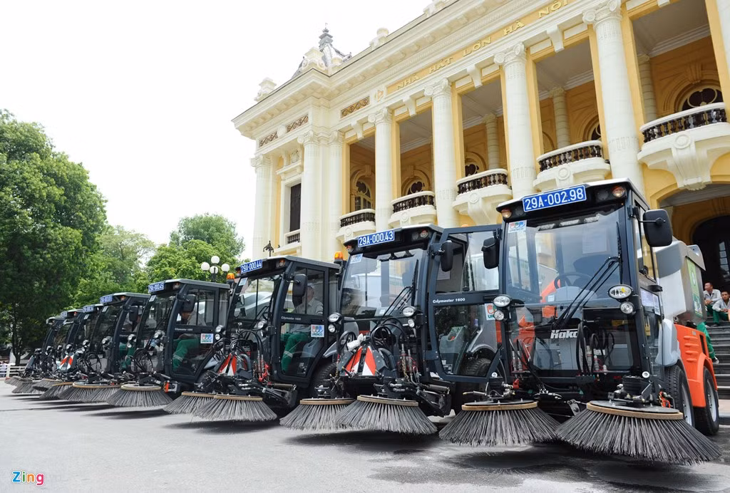 10 chiếc xe quét đường City Master vừa được Công ty Môi trường Đô thị Hà Nội (Urenco) nhập về và đang trong quá trình cho công nhân tập huấn, làm quen để kịp thời đưa vào sử dụng.