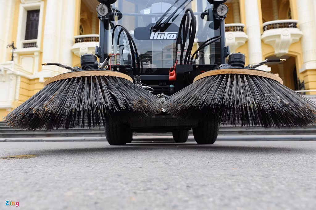 Mỗi xe có hai chiếc chổi quét để quét rác, đánh tan các lớp bụi trên đường.