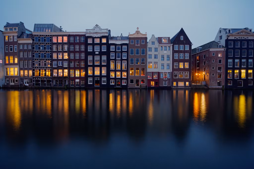 2. Kênh đào Amsterdam, Hà Lan Kênh đào Amsterdam cũng là một "Venice của phương Bắc". Kênh đào Amsterdam được xây dựng trong thế kỷ 17, bao gồm 3 kênh chính là Herengracht , Prinsengracht và Keizersgracht tạo thành vành đai bao quanh thành phố xinh đẹp của Hà Lan. Tính đến hôm nay, kênh đào ở Amsterdam có chiều dài hơn 100km và có hơn 1.500 cây cầu. Trên các dòng kênh chính có 1.550 tòa nhà hoành tráng.