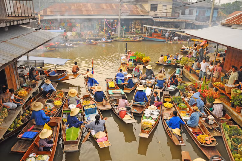 8. Kênh Bangkok Klongs, Thái Lan Klongs cũng được mệnh danh là "Venice phương Đông". Trong lịch sử, người Thái sử dụng các con thuyền di chuyển trên các dòng kênh để buôn bán hoặc đi lại giữa các khu vực. Tuy nhiên, ngày nay, nhiều con kênh đào đặc biệt này đã bị lấp làm đường. Du khách vẫn có thể trải nghiệm ở chợ nổi truyền thống trên Klong Damnoen Saduak thuộc tỉnh Ratchaburi hoặc đi thuyền qua trung tâm Bangkok trên Khlong Saen Saeb.