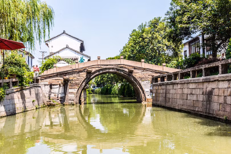 6. Kênh Tô Châu, tỉnh Giang Tô, Trung Quốc Kênh Tô Châu thường được gọi là " Venice của Trung Quốc", Tô Châu nằm ở phía Đông Trung Quốc, phía hạ lưu sông Dương Tử. Được thành lập vào thế kỷ thứ 5 trước Công nguyên, Tô Châu nổi tiếng với đường thủy quyến rũ. Đây là kênh đào nổi tiếng vì nó rất gần với Grand Canal, một trong những tuyến đường thủy thương mại lớn thế giới.