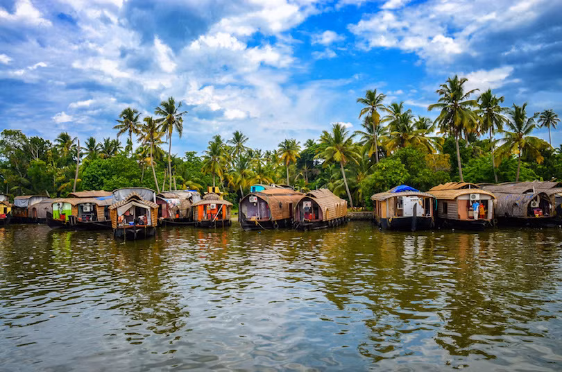 9. Kênh Alappuzha, Ấn Độ Alappuzha, nơi được mệnh danh là "Venice phương Đông' với nhiều kênh rạch và là điểm du lịch thu hút khách. Kênh đào kết nối với bang Kerala xinh đẹp. Du khách có thể thuê t