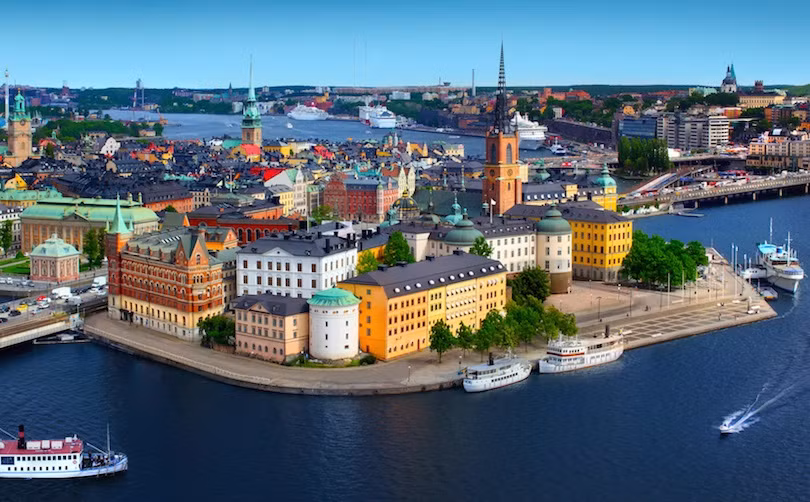 10. Stockholm, Thụy Điển Được gọi là "Venice của phương Bắc ", kênh đào Stockholm ở Thụy Điển bao quanh 14 hòn đảo. Một trong những kênh đào nổi tiếng nhất thế giới được xây dựng trên rất nhiều hòn đảo có những kênh rạch, thuyền ở khắp mọi nơi. Cách để khám phá tuyệt vời nhất là thuê 1 chiếc xuồng hoặc thuyền kayak đi vòng quanh các đảo ở thành phố.