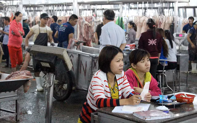 Heo từ nhà lồng sẽ được tiểu thương bán lẻ chốt giá, rồi đưa khu pha lóc ở ngay kế bên nhà lồng. Khu vực này khởi động trễ hơn và có thể bán thịt đến 11 giờ trưa.