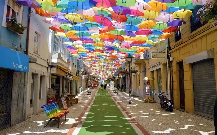 Rua Luis de Camoes (Bồ Đào Nha) Con phố nhỏ bé ở Agueda, phía tây Bắc Bồ Đào Nha thu hút khách du lịch với hàng trăm chiếc ô đầy màu sắc trên bầu trời. Chúng vừa mang lại bóng râm cho khách qua đường vừa là địa điểm chụp ảnh lý tưởng cho du khách đó đây. Rua Luis de Camoes là một trong những đường phố rực rỡ và nghệ thuật nhất Bồ Đào Nha.