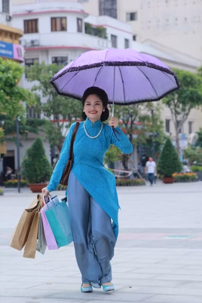 Dù là một bộ phim remake nhưng "Em là bà nội của anh" vẫn mang đậm chất "Việt" và khiến người xem vô cùng thích thú với lời thoại tự nhiên, những màn tung hứng hài hước giữa các diễn viên trẻ.