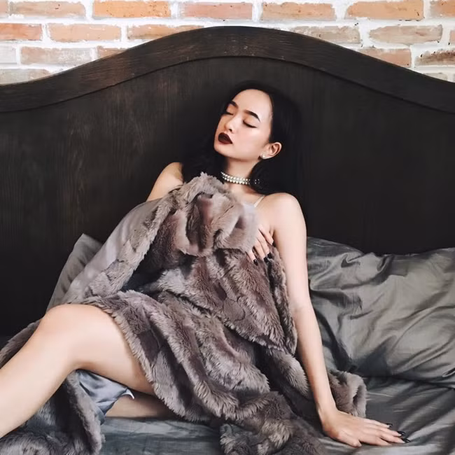 Mới đây, danh xưng "nữ hoàng phòng vé" của Miu Lê đã bị diễn viên trẻ tay ngang Kaity Nguyễn "soán ngôi". Với đề tài học đường cùng lối kể chuyện hài hước, dàn diễn viên trẻ trung, "Em chưa 18" đã lập kỷ lục doanh thu phòng vé và trở thành cơn sốt trong làng điện ảnh Việt với con số 115 tỷ đồng sau 9 ngày công chiếu (28.4 phim chiếu trên toàn quốc).