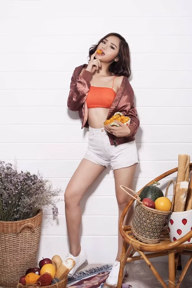 Ngoài vai trò diễn viên, Miu Lê còn được biết đến là nữ ca sĩ trẻ triển vọng của Vpop. Ngoài các album nhạc trẻ, Miu Lê cũng thử sức với dòng nhạc phim với nhiều ca khúc như: "Yêu thương tận cùng" phim "Cô hầu gái", "Xuân không màu" trong bộ phim cùng tên.