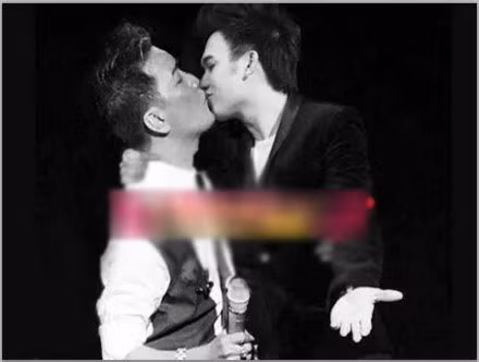 Dương Triệu Vũ từng chủ động chia sẻ hình ảnh anh và Đàm Vĩnh Hưng “khóa môi” ngọt ngào trên trang cá nhân. Sau đó, Vũ lại lên tiếng phủ nhận và khẳng định đó chỉ là bức ảnh được cắt ghép từ photoshop.