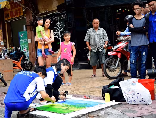 Người lớn cũng phấn khích, vui vẻ về việc làm đầy ý nghĩa của các bạn sinh viên. Anh Hoàng cho hay: “Trước đây nắp cống rất bẩn, người dân thường hay xả rác bừa bãi. Tôi thấy nắp cống vẽ lên rất đẹp. Tôi cảm ơn các bạn và sẽ thường xuyên cùng với người dân dọn dẹp nắp cống để giữ cho nó được sạch đẹp”.