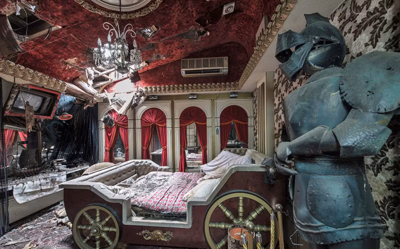 Khách sạn tình yêu Fuurin Motel được bài trí sang trọng, có 10 phòng ngủ theo các chủ đề, như căn phòng Trung cổ có bộ giáp sắt và chiếc giường có xe, hoặc phòng mang phong cách Nhật Bản đặc trưng với bức tranh cô gái mặc kimono và bộ bàn ghế bệt dưới sàn.