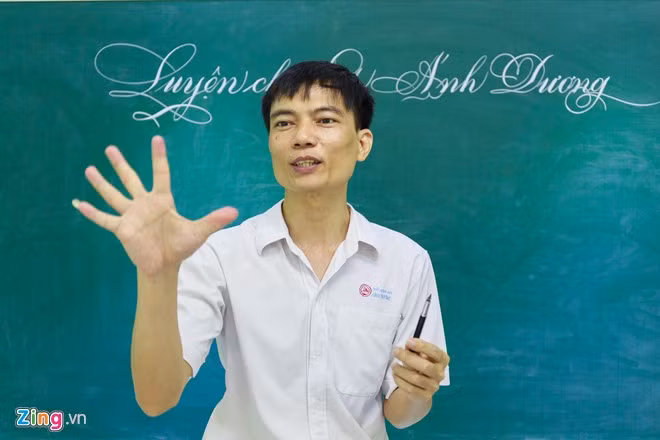 Ngoài việc luyện kỹ năng viết, trong giờ học, thầy Ánh còn trao đổi thêm về kinh nghiệm giảng dạy cho học sinh tiểu học. Được biết, trước khi đi dạy viết chữ đẹp hơn 10 năm nay, thầy Nguyễn Đương Ánh cũng đã có 15 năm làm giáo viên tiểu học ở Bắc Ninh.