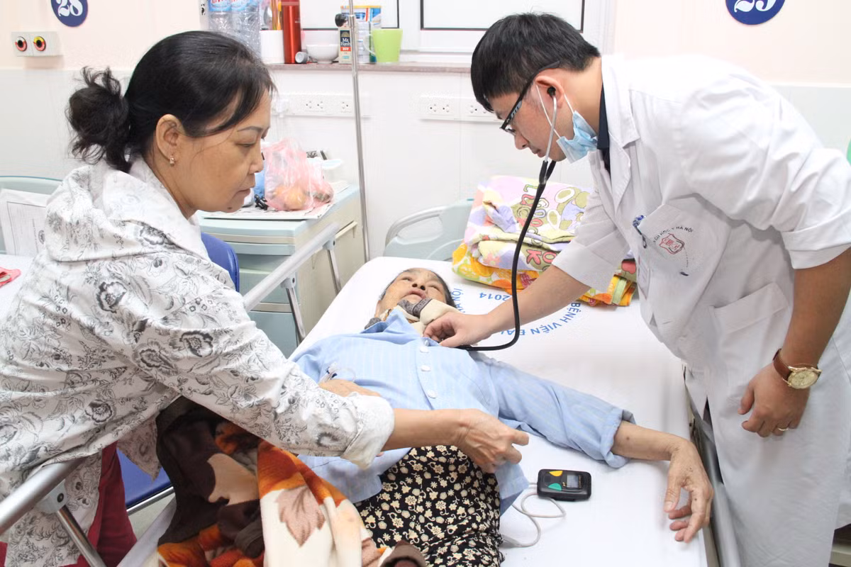 Chạy đua thời gian cứu cụ bà 80 tuổi đột quỵ Chay dua thoi gian cuu cu ba 80 tuoi dot quy