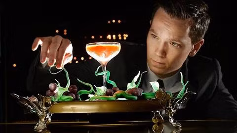 Ly cocktail có giá trên trời Vào mùa hè, thưởng thức một ly cocktail hấp dẫn bên bờ biển thật sự rất thú vị. Nếu bạn có tiền hãy chọn loại cocktail đắt nhất thế giới. Ly cocktail này có thành phần là một loại rượu có từ thế kỷ 19, nó được kết hợp với một loại rượu được sản xuất số lượng có hạn, một chút hạt nhục đậu khấu. Nếu muốn thưởng thức, bạn phải đến câu lạc bộ Club 23 ở Melbourne. Mức giá bán hơn 12.000 USD.