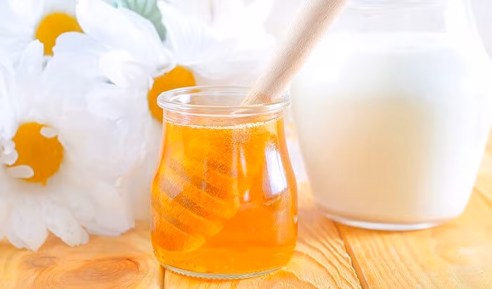 4. Sữa và mật ong Những nguyên liệu đơn giản như sữa và mật ong cũng có thể làm nên những điều kỳ diệu: vừa tạo độ ẩm vừa làm bóng tóc hiệu quả. Hãy ủ tóc với hỗn hợp này và chờ đợi mái tóc suôn mềm, bóng mượt sẽ xuất hiện sau nửa giờ.