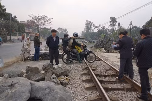 Cục trưởng Đường sắt Vũ Quang Khôi (đứng giữa) ngán ngẩm nhìn hiện trường cung đường. Ông Khôi yêu cầu các cơ quan chuyên môn ghi nhận kỹ lưỡng hiện trường, thống kê các hiện tượng phát sinh mới.