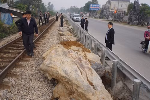 Hiện nay, trách nhiệm chính trong giám sát không để phát sinh lối đi dân sinh, bảo vệ hàng lang an toàn giao thông đường sắt thuộc về chính quyền địa phương. Trong cuộc họp sau đó với đại diện Sở GTVT và các huyện trên địa bàn (lãnh đạo huyện Thanh Liêm – nơi xảy ra hiện tượng này vẫn không có mặt), ông Khôi đề nghị trong 24 giờ phải di dời các khối đá, nếu không có thể xảy ra tai nạn khó lường và thực hiện ngay việc rào chắn các lối đi dân sinh.