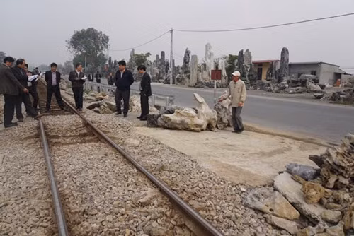 Trong ảnh là một trong lối đi dân sinh trái phép rộng hơn 3 mét, ô tô có thể đi vào.