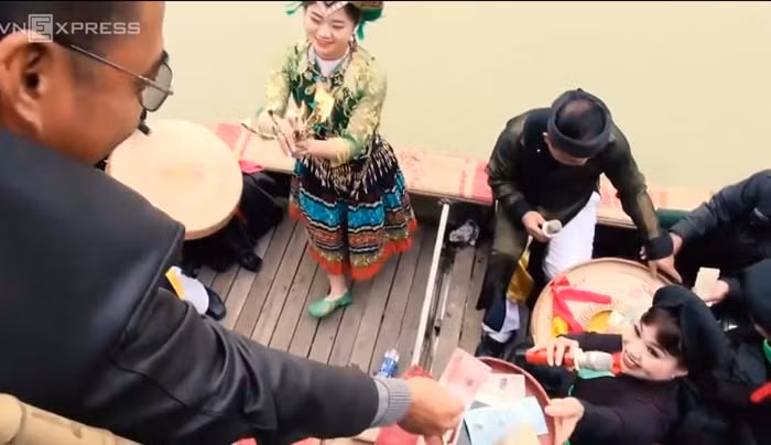 Hội Lim Bắc Ninh diễn ra ra hai ngày, ngày 12 và ngày 13 tháng giêng âm lịch được diễn ra tại thị trấn Lim, Tiên Du (Bắc Ninh). Cũng như mọi năm, hàng vạn người dân đổ về đây để mong muốn du Xuân và được nghe quan họ. Tuy nhiên, điều khiến nhiều người dân cảm thầy buồn, gây phản cảm là hình ảnh các liền anh, liền chị ngả nón xin tiền vẫn còn. Tại ao xóm Chinh, (thôn Lũng Giang, huyện Tiên Du) một chiếc thuyền chở liền anh, liền chị và hát chầu văn đã đi vòng quanh ao và chìa nón nhận tiền từ du khách.