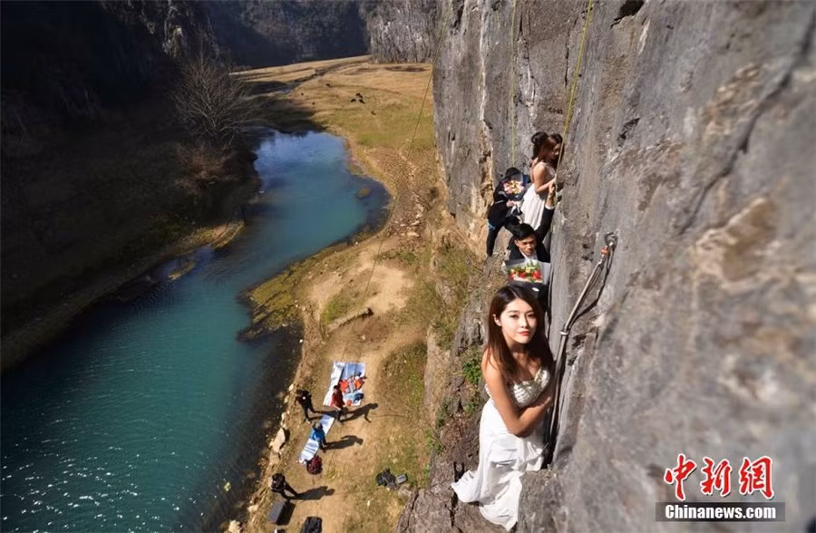 Đứng cheo leo ở độ cao chóng mặt, các cô dâu, chú rể vẫn tự tin tạo dáng.