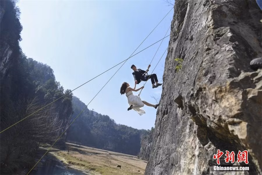 4 nhân vật chính đều có kinh nghiệm leo núi nên họ không cần mang nhiều đồ bảo hộ. Ê-kíp hỗ trợ luôn túc trực dưới mặt đất.