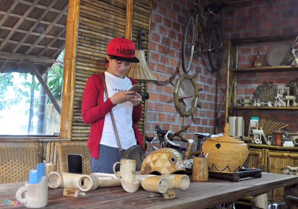Theo anh Tân, loại tre gai có thân nhỏ nhưng dẻo dai, bền chắc phù hợp làm khung xe đạp cho cả nam và nữ. Trung bình mỗi năm anh nhận đơn đặt hàng sản xuất khoảng 40 khung xe đạp tre xuất sang các nước Anh, Đức, Hà Lan, Pháp với giá mỗi khung 500U USD. Ngoài ra, cơ sở này còn bán nhiều sản phẩm lưu niệm cho du khách như mũ, nón, ly, vỏ điện thoại, đàn ghi ta, đồng hồ, đèn ngủ, đồ chơi trẻ em...làm bằng chất liệu tre.
