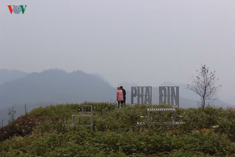  Đèo Pha Đin trên trục Quốc lộ 6 từ Sơn La đi Điện Biên, có chiều dài hơn 30 km, điểm cao nhất gần 1.650 mét so với mực nước biển, là một trong "tứ đại đèo" ở vùng Tây Bắc.