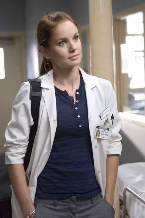 Trong Vượt ngục, Sarah vào vai một bác sĩ tận tâm nhưng lại phải lòng gã tù nhân thông minh Michaels Scofield. Để rồi từ đó, cô bị cuốn vào vòng xoáy của những cuộc trốn chạy không hồi kết, vừa đấu tranh với bản thân, vừa đấu tranh với những cuộc thanh trừng của tổ chức.