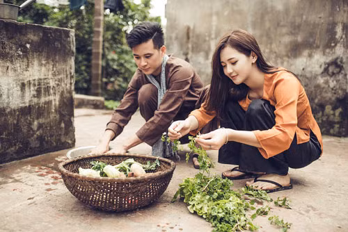 Anh chàng shipper không mất quá nhiều thời gian để “cưa đổ” Thu Hương – cô gái được bao chàng trai ước ao chung lối. Cô ngượng ngùng thừa nhận, chính sự trưởng thành, điềm đạm, luôn nhẹ nhàng quan tâm của “ông chú giao hàng” khiến cô “say như điếu đổ”.
