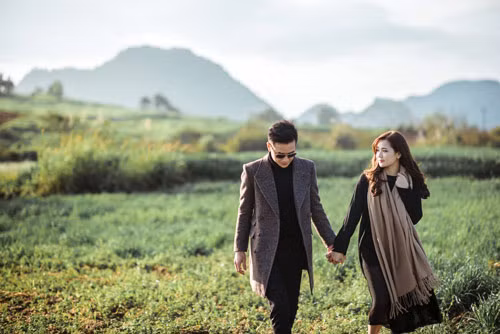 "Mình không mong gì nhiều, chỉ hy vọng hai vợ chồng có thể muối mặn gừng cay như bố mẹ đã từng", Hương bày tỏ. Cùng ngắm thêm một số bức hình cưới của "hot girl dân tộc":