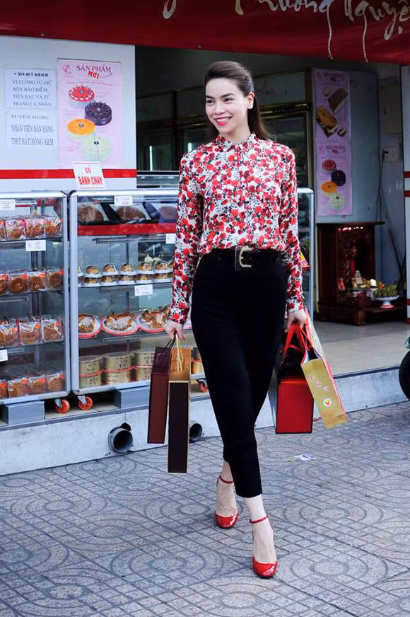 Nữ hoàng giải trí diện áo sơ mi họa tiết hoa đỏ rực.