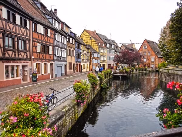 3. Colmar, Pháp Thị trấn cổ xưa này luôn được chú trọng bảo vệ những kiến trúc cũ và là một trong những địa điểm hấp dẫn nhất ở Pháp. Colmar gợi nhớ tới ngôi làng nhỏ trong câu chuyện "Người đẹp và quái vật". Mặc dù tương đối nhỏ, nhưng thị trấn có 3 nhà hát, hội trường âm nhạc, 4 thư viện, một phòng trưng bày nghệ thuật hiện đại và 5 bảo tàng (trong đó bao gồm cả bảo tàng nổi tiếng thế giới d'Unterlinden).