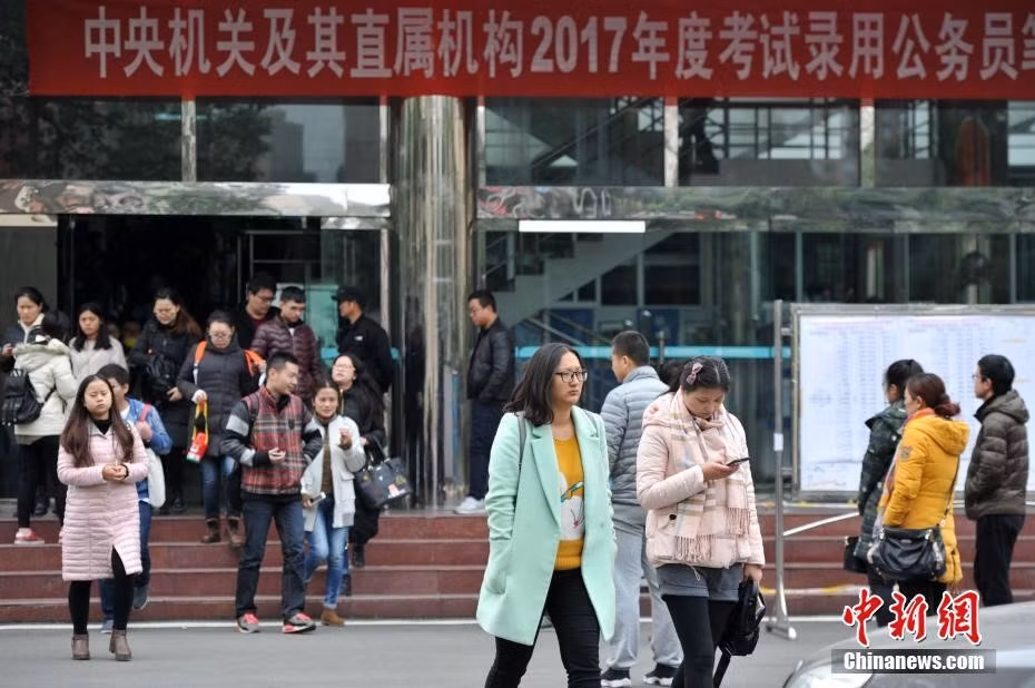 Bài luận năm nay có chủ đề "Sử dụng nước thông minh và sự phát triển của đô thị". Các thí sinh có 2 tiếng rưỡi để hoàn thành.