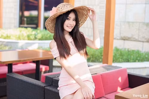 Bằng sự thân thiện của mình, Lô Hân Dư khiến không chỉ nam sinh mà tất cả nữ sinh trong lớp đều yêu mến và trông đợi đến giờ giảng của cô. Hiện chỉ tính riêng trên trang Facebook, Lô Hân Dư đã sở hữu gần 250.000 người theo dõi, mỗi bức ảnh của cô nàng nhận được hàng ngàn lượt yêu thích, chia sẻ và bình luận.