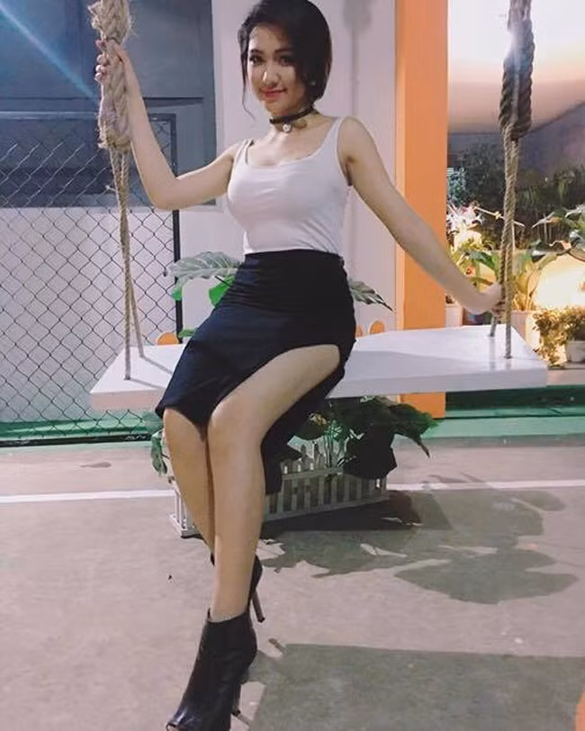 Sau tin đồn chia tay bạn trai, Hòa Minzy vẫn giữ tinh thần lạc quan, thường xuyên chia sẻ ảnh đi du lịch. Cô cũng gây tò mò với các bức ảnh khoe hình xăm lấp ló sau trang phục gợi cảm. Có thể thấy, dù đã chia tay Công Phượng nhưng Hòa Minzy vẫn giữ nguyên hình xăm tên tình cũ ở vùng ngực trái. Trong hình ảnh mới đăng trên trang cá nhân, nữ ca sĩ sinh năm 1995 để lộ hình xăm sau lớp áo.