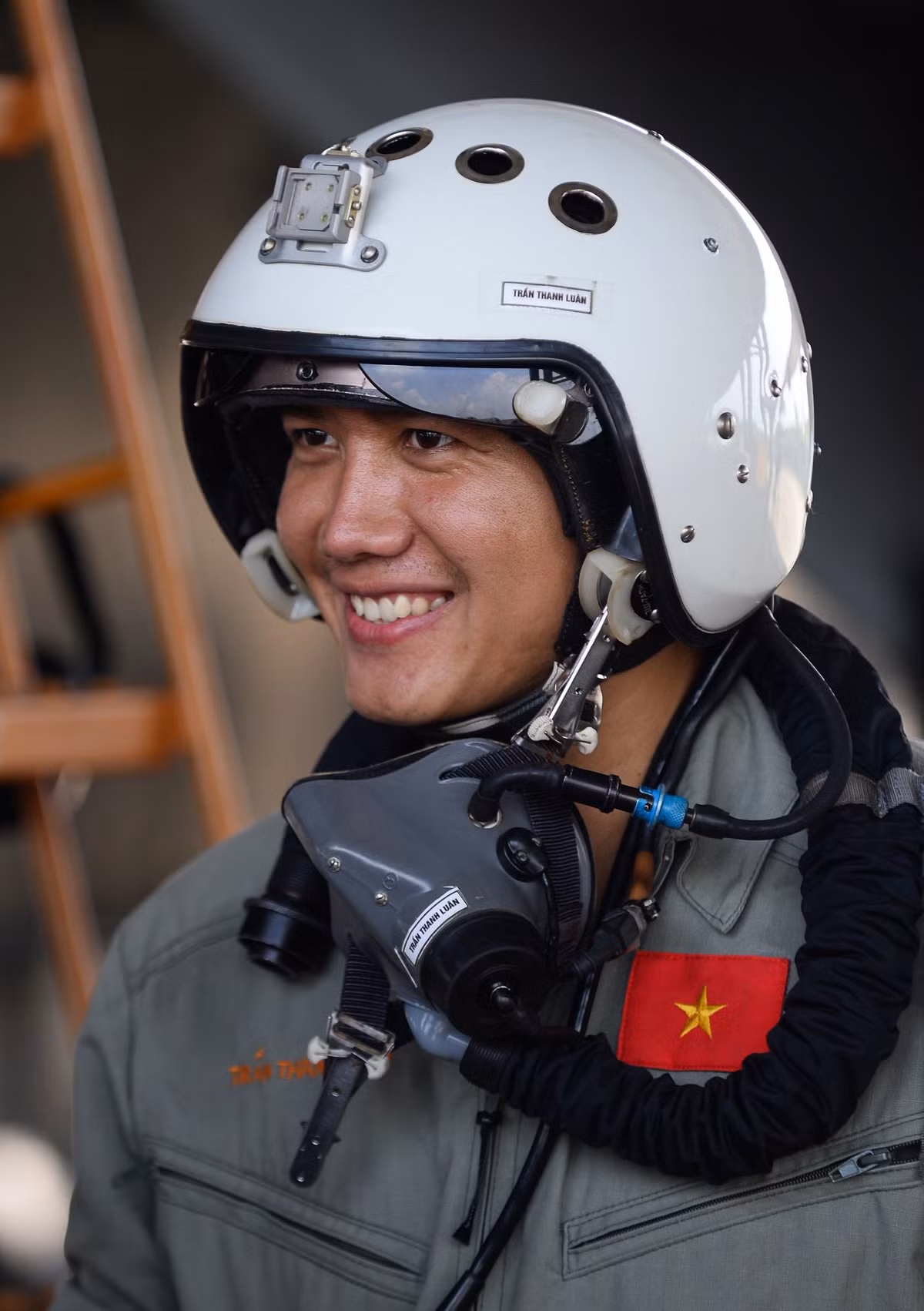 Phi công trẻ Trần Thanh Luân rạng rỡ sau một chuyến bay tập.