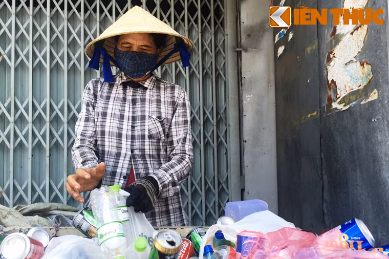 Bà Chín, quê tỉnh Bình Định làm nghề thu mua ve chai bày tỏ lòng cảm kích của người chủ tiệm X.L nói riêng cũng như tấm lòng của người Sài Gòn nói chung vì đã nghĩ đến những người nghèo khó như bà...