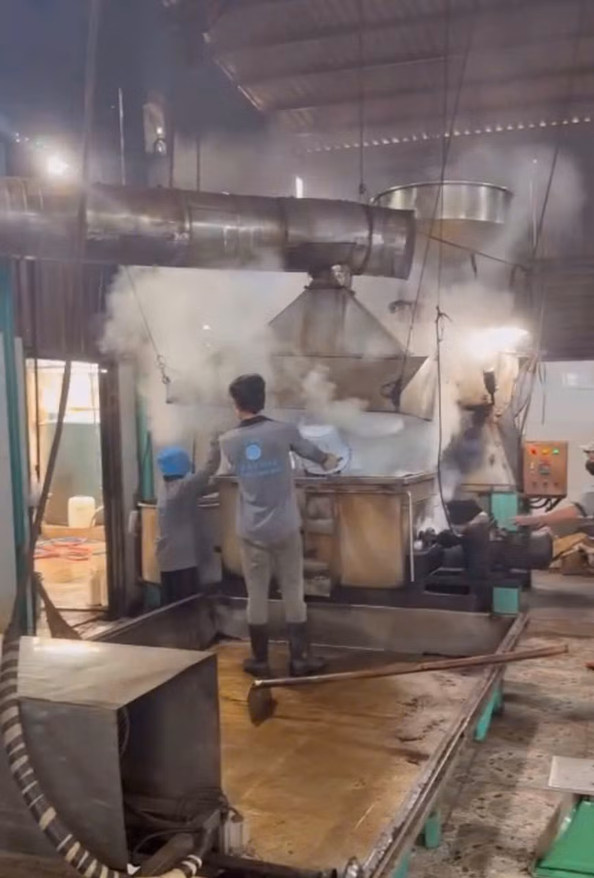 Triệt phá đường dây sản xuất hàng trăm tấn cà phê bột giả Triet pha duong day san xuat hang tram tan ca phe bot gia