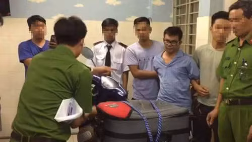 Đối tượng Phan Hữu Hiệu lúc bị bắt quả tang Đối tượng Phan Hữu Hiệu lúc bị bắt quả tang