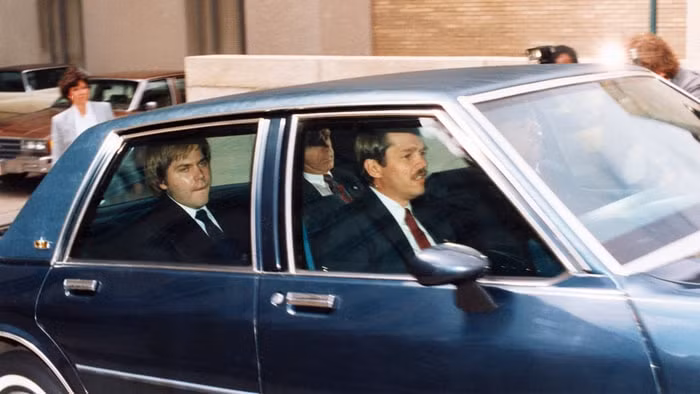 Dù bắn trọng thương Tổng thống Ronald Reagan nhưng John Hinckley được thẩm phán tuyên bố không có tội do y hành động trong trạng thái tâm lý không ổn định. Ảnh wennermedia.