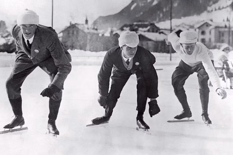 258 vận động viên cùng nhau tranh tài cho 16 huy chương vàng tại Thế vận hội mùa đông Chamonix 1924. Ảnh: The Sun.
