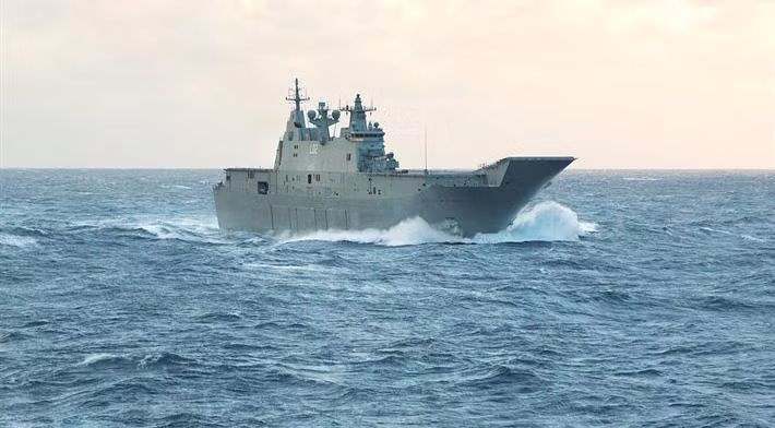 HMAS Canberra (L02) dài 230 m, rộng 32 m, mớn nước 7 m, lượng choán nước tiêu chuẩn 27.000, đầy tải 30.300 tấn.