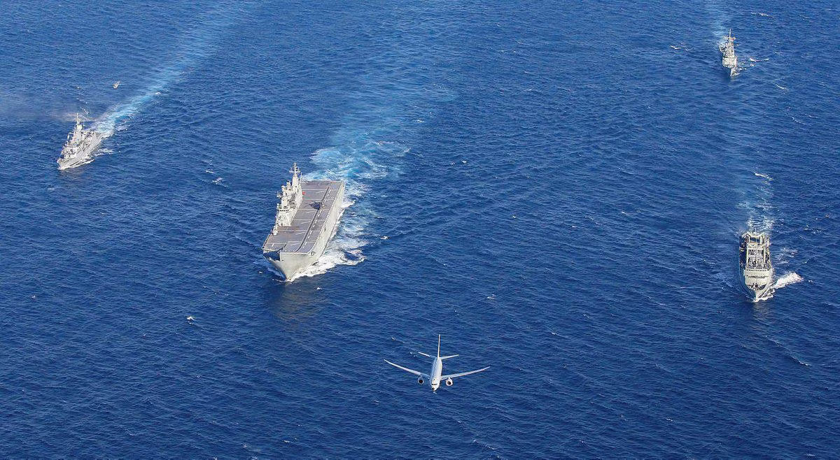 Dù được chỉ định là tàu đổ bộ có sàn đáp cho trực thăng, HMAS Canberra (L02) có thiết kế như một tàu sân bay hạng nhẹ, tương tự tàu sân bay Juan Carlos I của hải quân Tây Ban Nha.